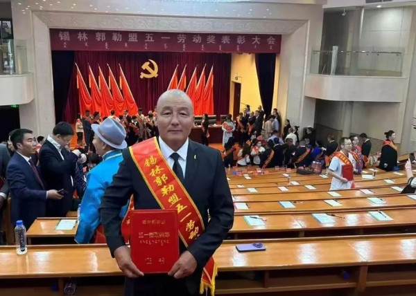 草原上的“環(huán)境衛士”——玉誠環(huán)境喬銀樹(shù)喜獲盟級五一勞動(dòng)獎?wù)? title=